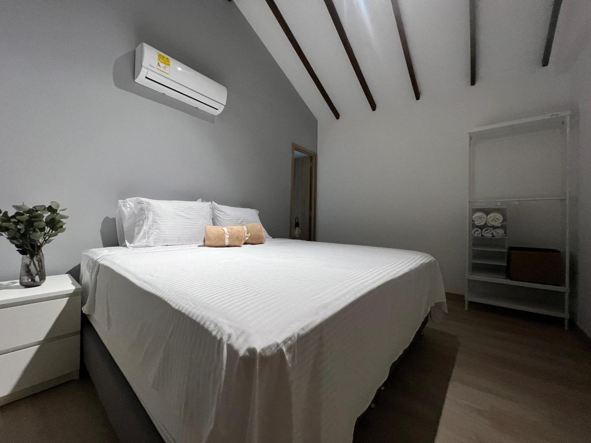 Apartment Stylish 5-br In Medellin's Trendiest Spot, Walk Everywhere! *